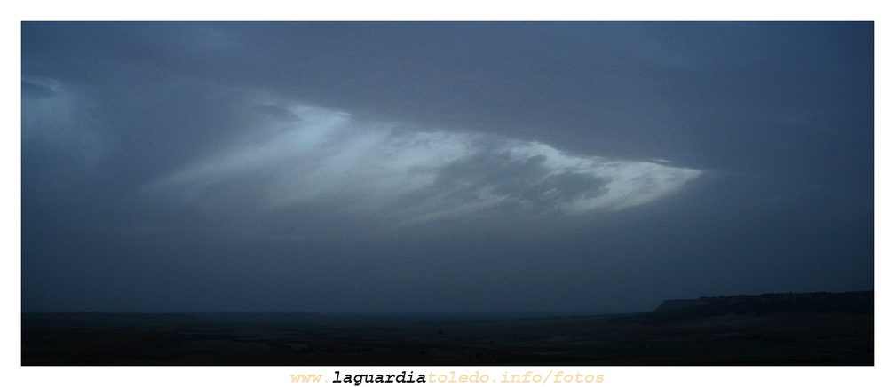 Sábado 25 de agosto de 2007 a las 20h. Hace viento y amenaza lluvia,