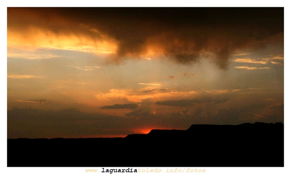 El sol se esconde detrás de los cerros de Llano Castillo ( 8 de Julio de 2007)