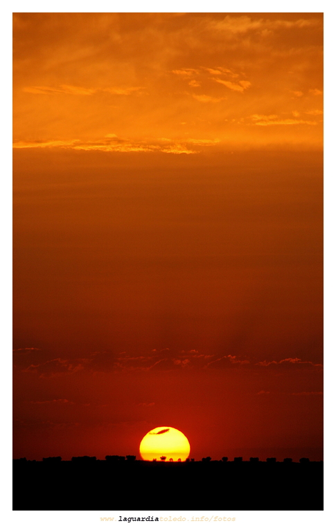 20 de agostos de 2007 a las ocho y diez. Puesta de sol sobre Los Manjanares vista desde la carretera de Lillo a la altura de El Chaparral.