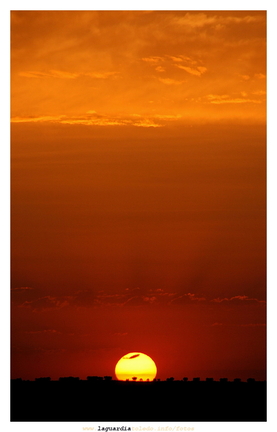 20 de agostos de 2007 a las ocho y diez. Puesta de sol sobre Los Manjanares vista desde la carretera de Lillo a la altura de El Chaparral.