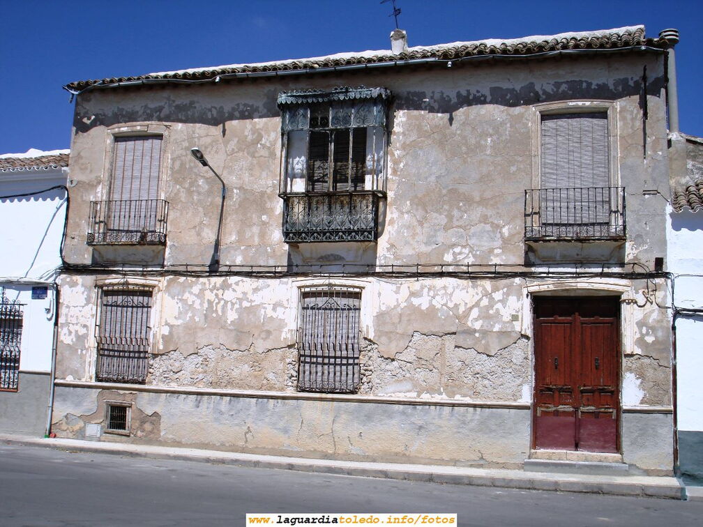 16 de Agosto de 2006. Casa típica guardiola abandonada en la Plaza de la Cruz Verde
