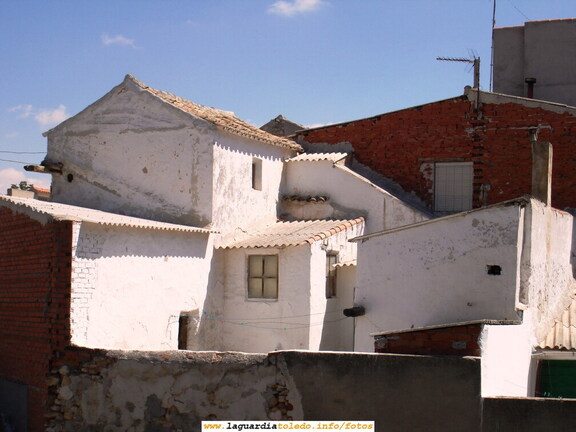 16 de Agosto de 2006. Casa típica guardiola dada de cal