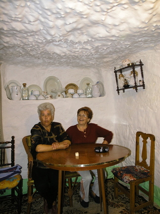 Higinia y su amiga y vecina Rosa