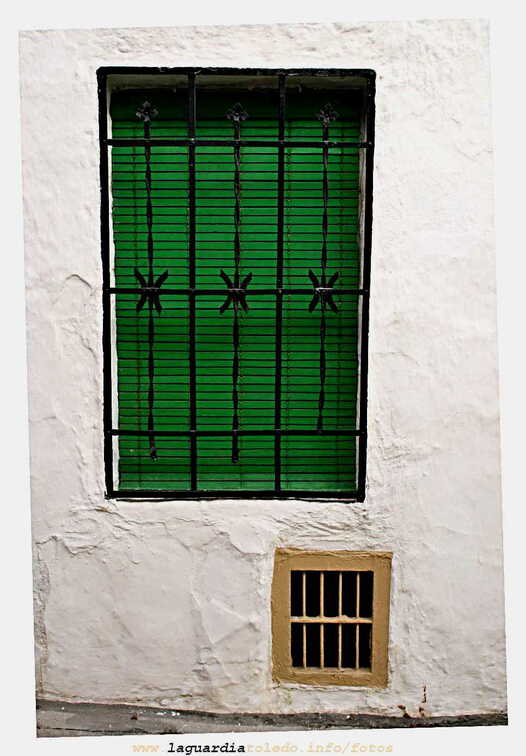 Persiana y ventana de la cueva, en la calle de las Procesiones.