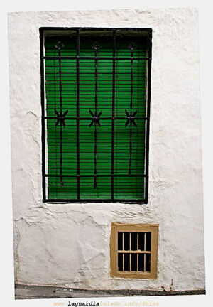 Persiana y ventana de la cueva, en la calle de las Procesiones.