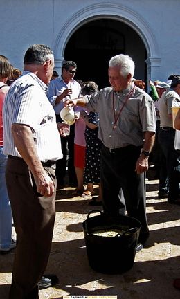 27 de Septiembre 2006, Procesión del Santo Niño hacia su Ermita. Tradicional zurra ofrecido por la cofradía.