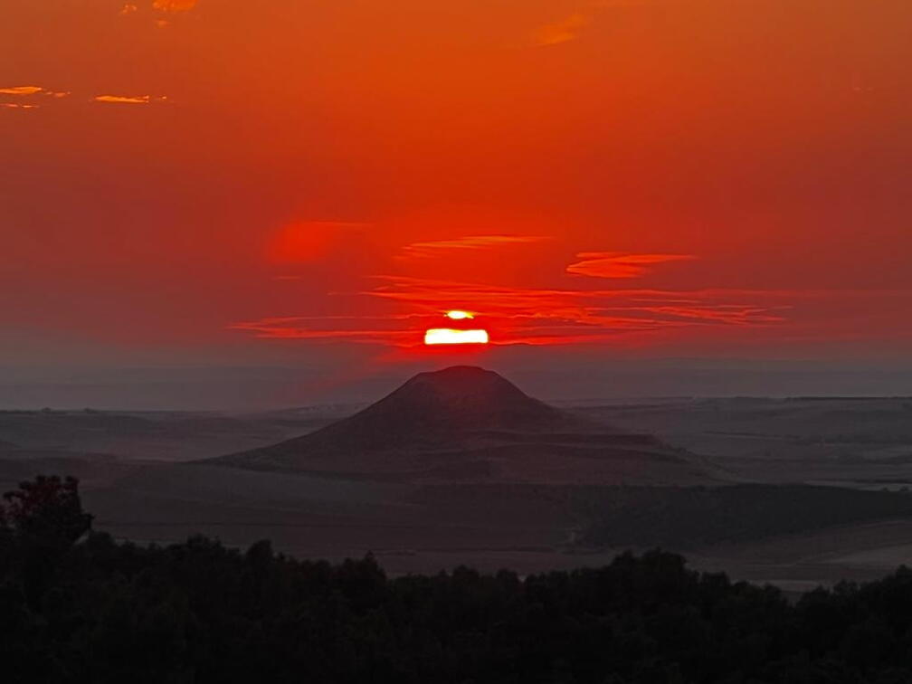 El sol corona el cerro de la Atalaya