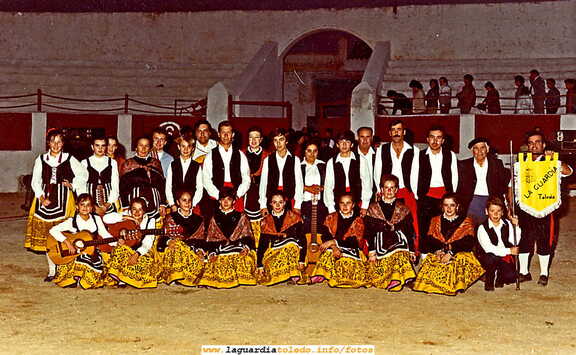 GRUPO DE COROS Y DANZAS "LA MANCHUELA" AÑO 87