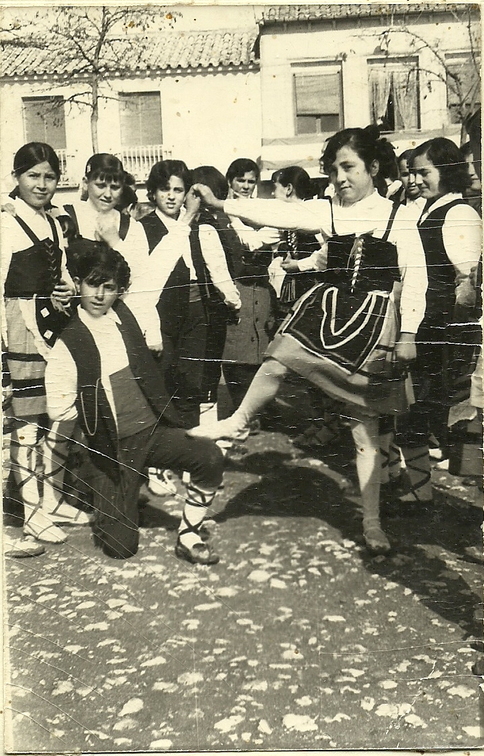 Pili y Charo bailando en la glorieta