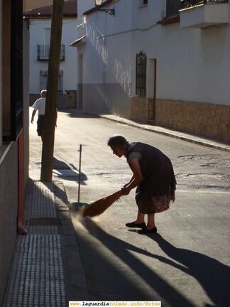 Barriendo a primera hora de la mañana en la Calle Levante "la María"
