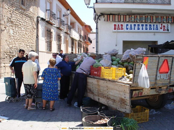 Venta ambulante de sandías y melones de Paco Cayetano en la Plaza un martes de mercadillo. 22 de Agosto de 2006