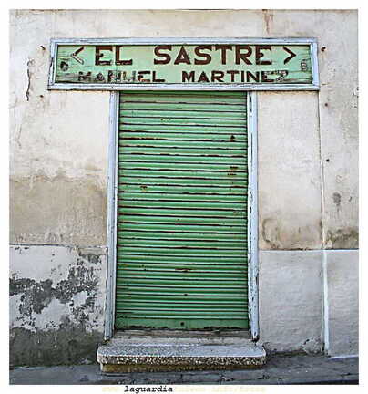 Casa del Sastre fue fundada en 1907 por Lino Martínez, vío su explandor con Manuel Martínez "El Sastre" hoy después de CIEN AÑOS sigue abierta por sus sucesores. Esta negocio es unos de los pocos centenarios que quedan en nuestro pueblo.