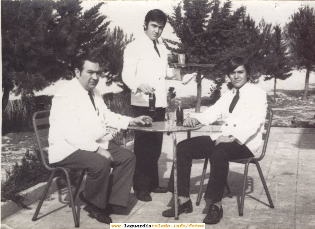 Los camareros Salustiano, Emilio Masena y Emilio Mascaraque en la terraza de El Llano. Años 70