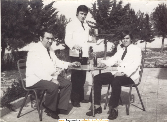 Los camareros Salustiano, Emilio Masena y Emilio Mascaraque en la terraza de El Llano. Años 70