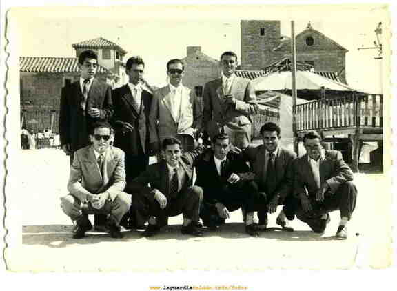 Grupo de amigos en la plaza ?