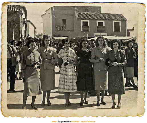 Años 50 día 25 de septiembre grupos de amigas en la plaza