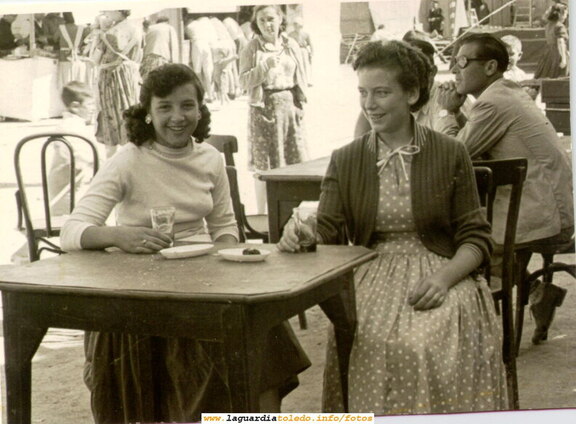 Tomando unas cañas (o unos vinos, según se vea) en la Plaza en las fiestas. Años 50