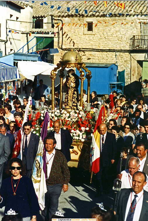 26 de Septiembre El Tio Emilio Orgaz 'El Lucero' conduciendo la antigua carroza del Santo Niño de camino al ofertorio en la plaza