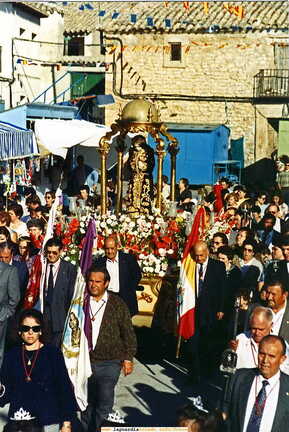 26 de Septiembre El Tio Emilio Orgaz 'El Lucero' conduciendo la antigua carroza del Santo Niño de camino al ofertorio en la plaza