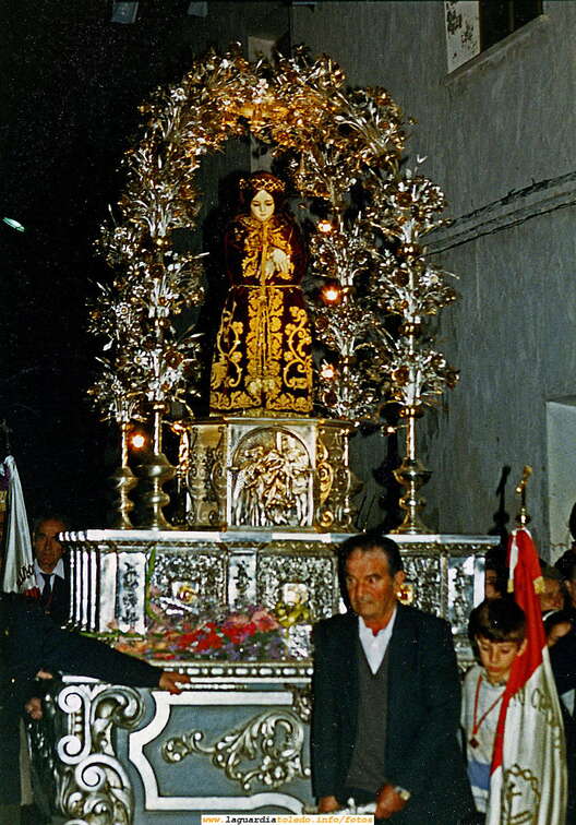 26 de Septiembre el padre de Vitín 'Patas cortas' conduciendo la carroza del Santo Niño a la lelgada a la iglesia