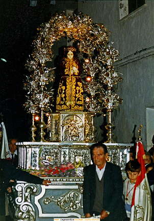 26 de Septiembre el padre de Vitín 'Patas cortas' conduciendo la carroza del Santo Niño a la lelgada a la iglesia