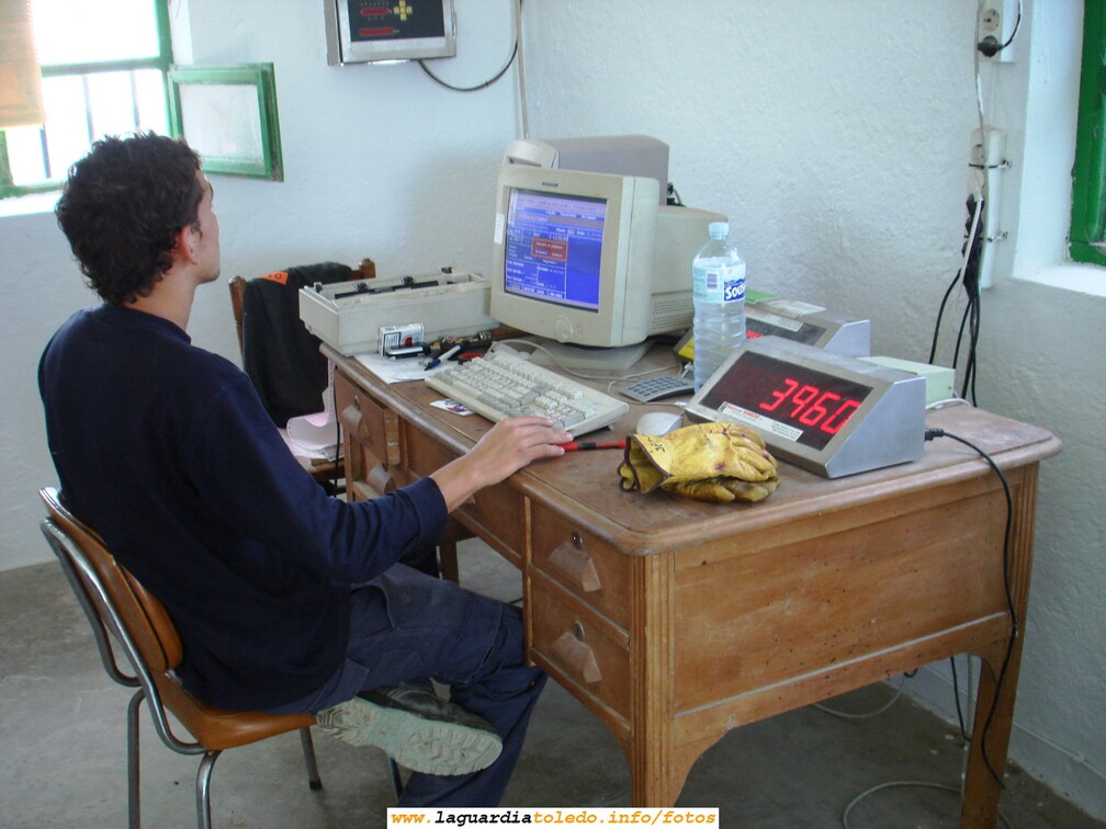 1 de Octubre de 2006. Proceso de pesaje de la uva informatizado. Cooperativa del Santo Niño