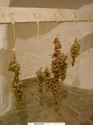 Costumbre tradicional guardiola de colgar uvas en la cueva