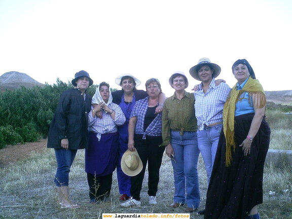 Las mujeres del reportaje fotográfico, miembros de la Asociación de Mujeres "La Rosaleda"