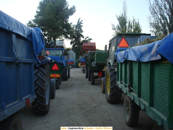6 de Octubre de 2007.  7 de la tarde. Procesión de tractores y remolques en la Cooperativa del Santo Niño