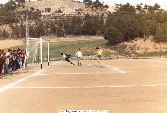 Fútbol en la Fuente. Nuestro querido delantero Jose Vicente Campaya en una extraña posición, no sólo de él sino también del portero.