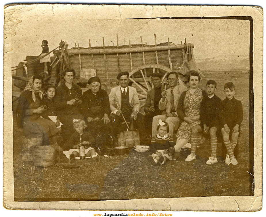 Familia de Paulino Martínez y amigos de merienda en los años 40.