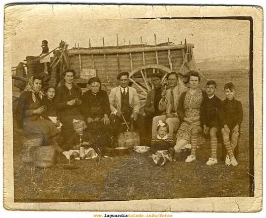 Familia de Paulino Martínez y amigos de merienda en los años 40.