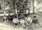 Merienda en el campo. Conocidos de momento: Emilio Orgaz 