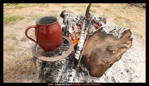 Calentando el café en la lumbre