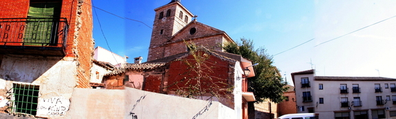 Pintada de los Quintos en una foto panorámica de la calle la Luna, la Iglesia y la Plaza de la Constitución encontrada en flickr