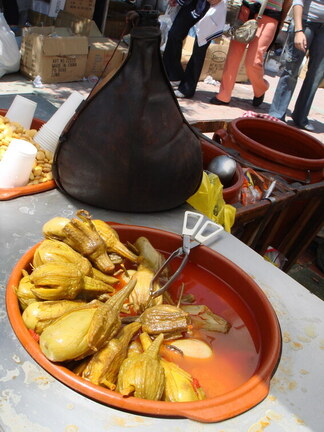 15 de Mayo de 2007. Pradera de San Isidro de Madrid. Las berenjenas y la bota de vino