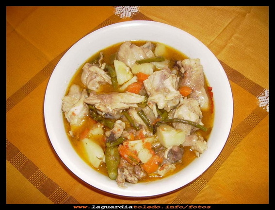 Estofado de pollo o como lo llamamos en La Guardia (encebollao)