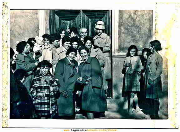 Momentos previos a la Boda el padrino va a buscar a su hija para la ceremonia 19 Noviembre de 1957