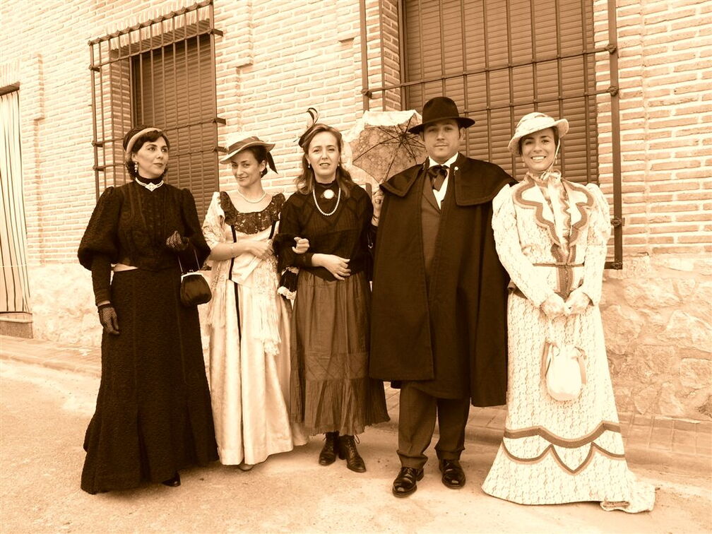 El acompañamiento, ataviados con trajes de epoca