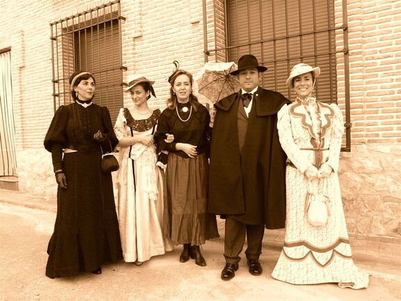El acompañamiento, ataviados con trajes de epoca