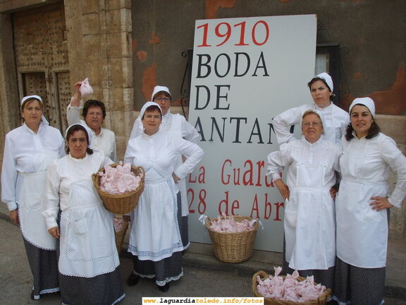 28 de Abril de 2007. Boda de 1910. Las cocineras preparadas para repartir las monteras