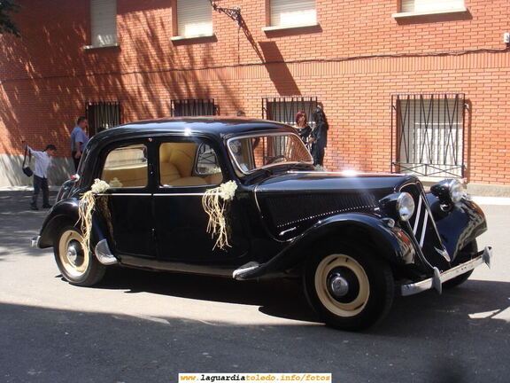 15 de Septiembre de 2007. Coche de época en el Pretil de la Iglesia esperando a los recién casados.