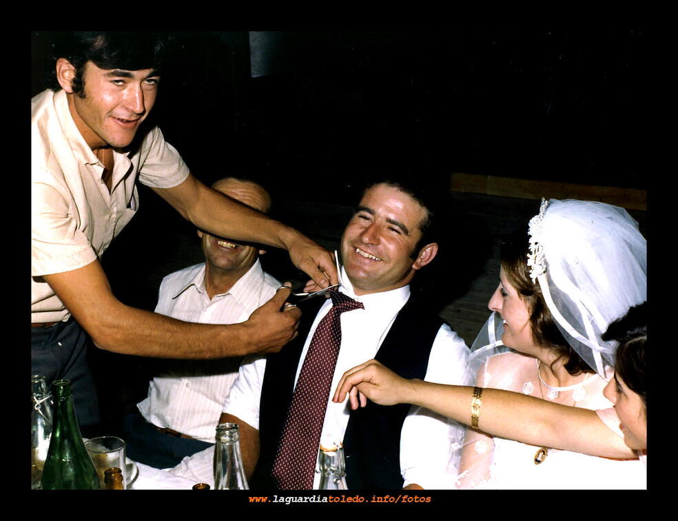 1970 Boda en La Guardia, tradicional corte de la corbata del novio por sus amigos.