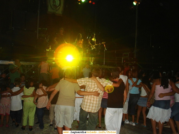 Orquesta Comanche. 2 de Septiembre de 2006. Verbena de presentación de las Damas y Reina de 2006. La gente baila "Paquito el Chocolatero"