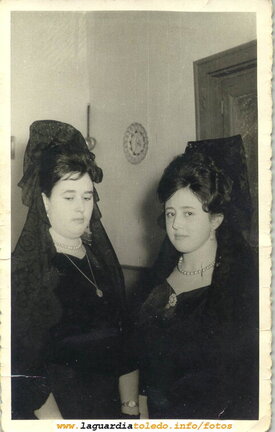 Con las clásicas mantillas. Años 60