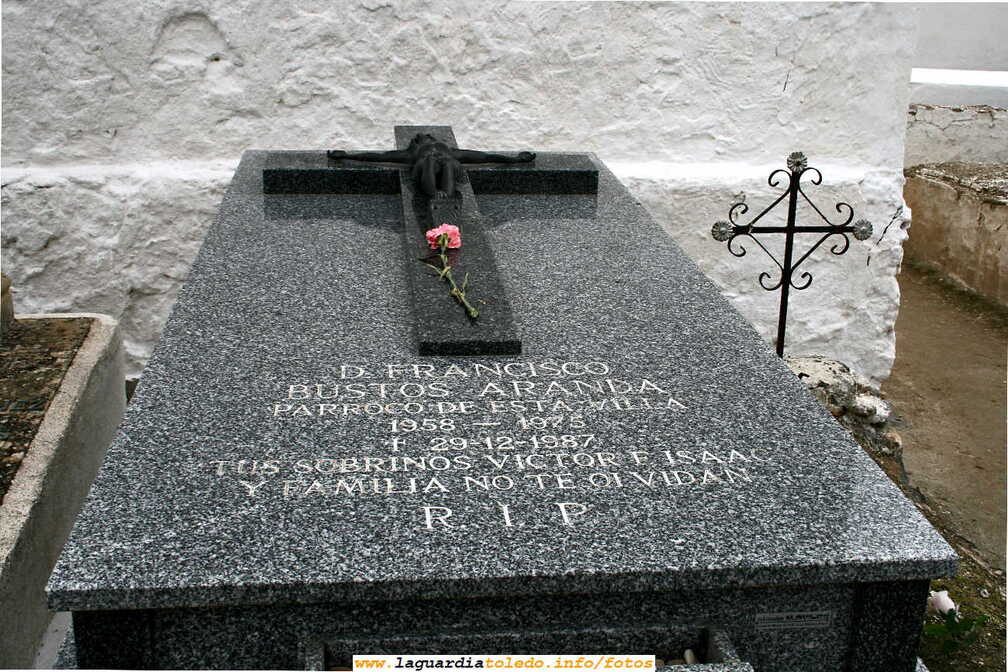 1 de Noviembre de 2006, visita al cementerio, Homenaje a Don Francisco Bustos Aranda parroco de esta villa desde 1958 a 1975.