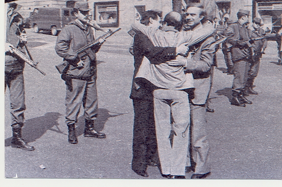Gregorio Peláez Redajo, diputado guardiolo por el Congreso de los Diputados en la I Legislatura de la Democracia (1979-1982) a la salida del Congreso después del intento de Golpe de Estado del 23-F de 1981