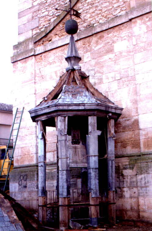 Nunca campanario y pretil estuvieron tan cerca