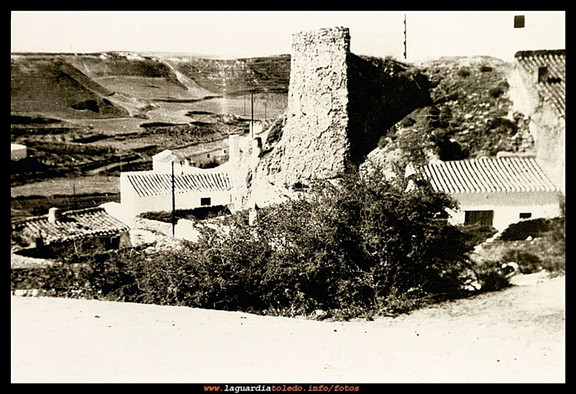 1960. Vistas del torreón del Castillo que hubo en La Guardia