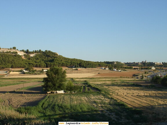 1 de Agosto de 2006. Vista del Santo Niño (izquierda) y el pueblo (derecha) desde uno de los puentes de la N-IV antes del Madero